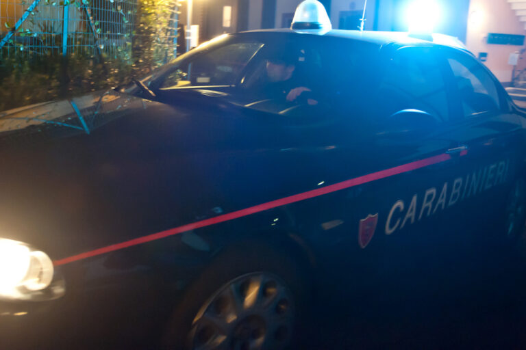 Viaggiava in auto con un coltello: denunciato dai carabinieri