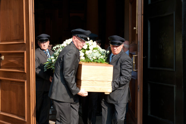 Funerale convenzionato: gli operatori firmano per 1.350 euro