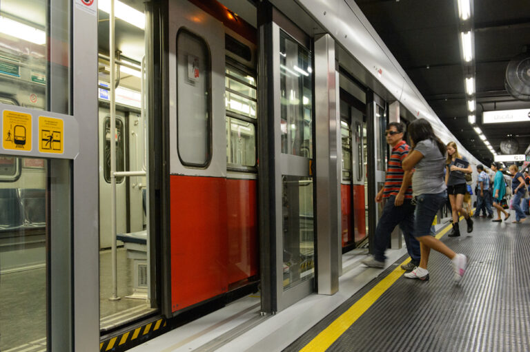 Si getta sotto la metro in corsa: diciassettenne illesa per miracolo
