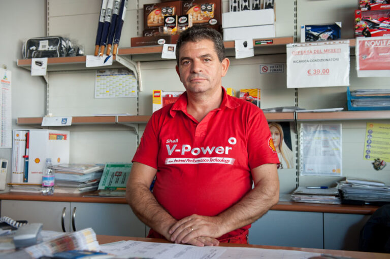 Il distributore di Saponara riapre i battenti: “Lo dobbiamo a Francesco”