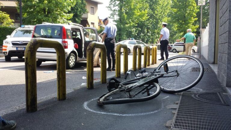 Ciclista investito a Cinisello: portato via in codice rosso