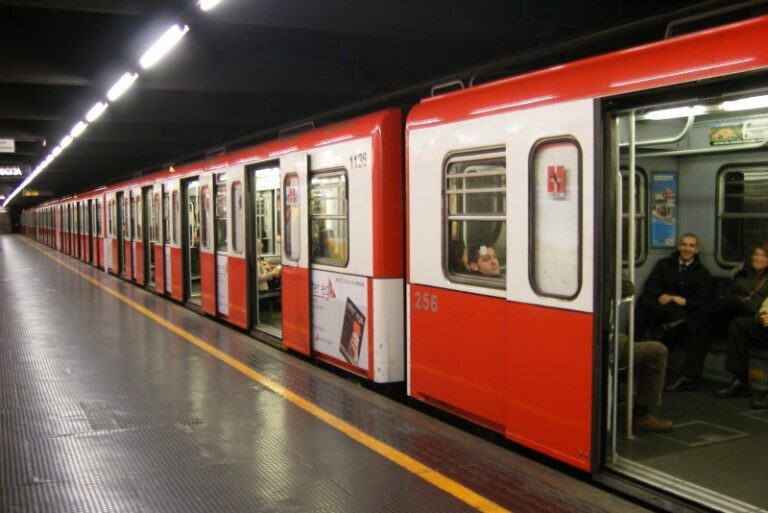 Ignoto toglie la corrente alla metro: stop di 10 minuti sulla rossa
