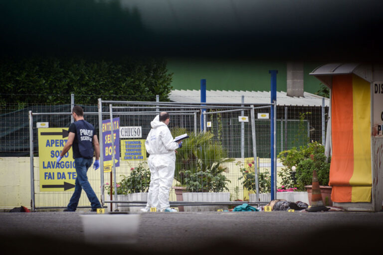 Accoltellati per strada: un morto e due feriti gravi