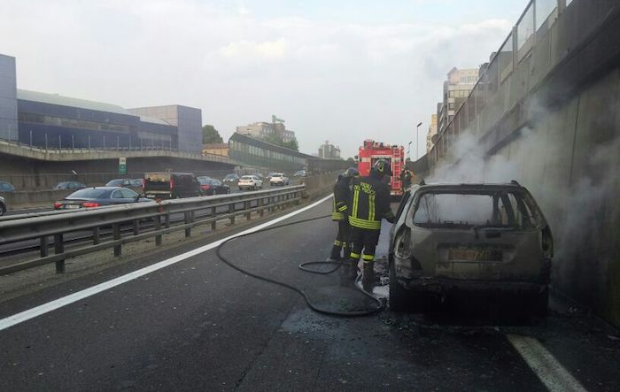 Auto in fiamme sull’autostrada A4