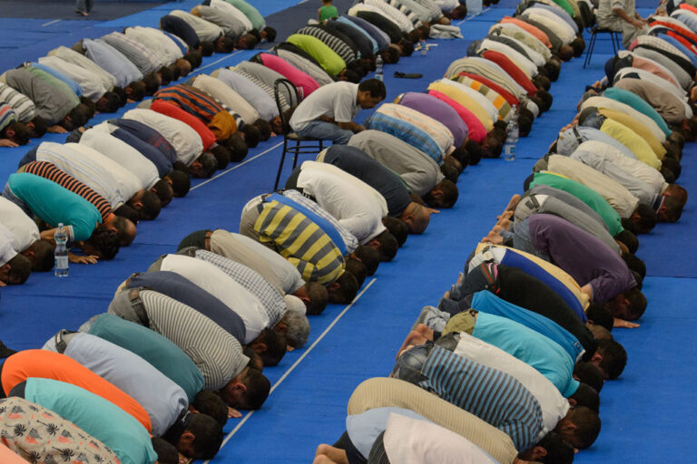 Fedeli islamici in preghiera al PalaSesto per il Ramadan