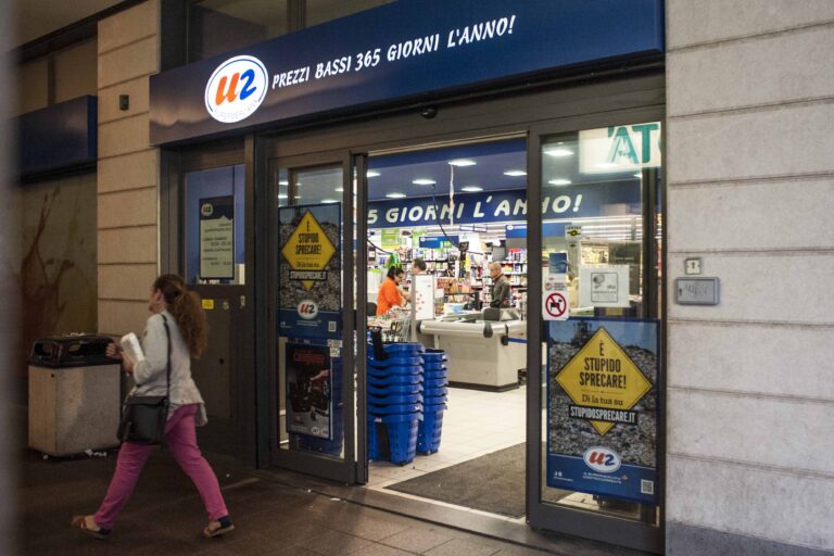 Pistola e cappuccio: rapina al supermercato Unes