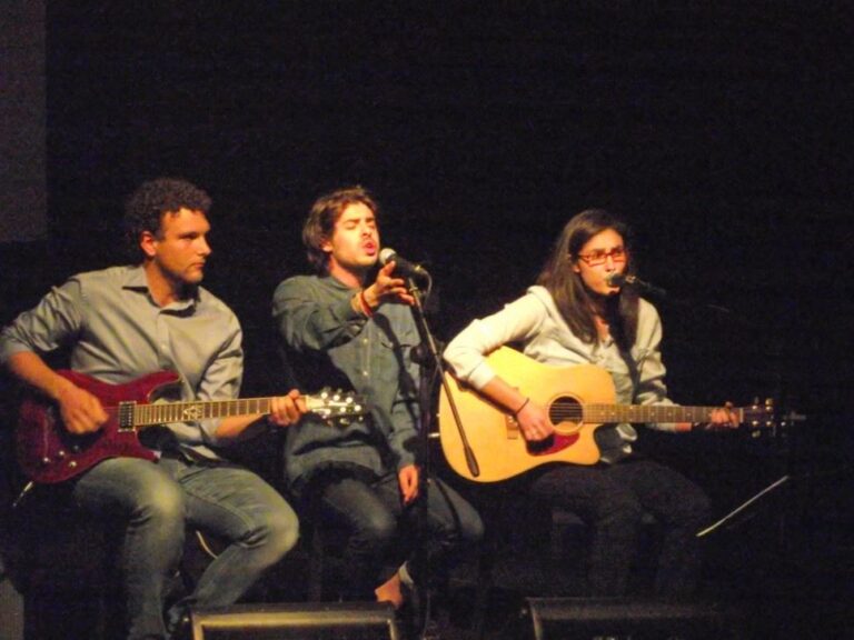 I The Pratellis suonano nell’area estiva di I Argò