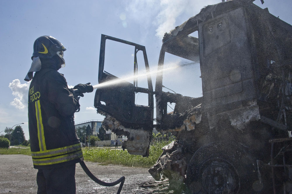 Incendio a Cologno, camion distrutto dalle fiamme