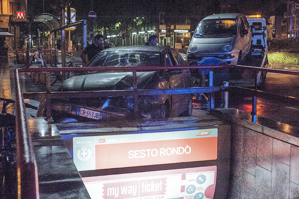 Auto contro la rampa della metro, tragedia sfiorata al Rondò