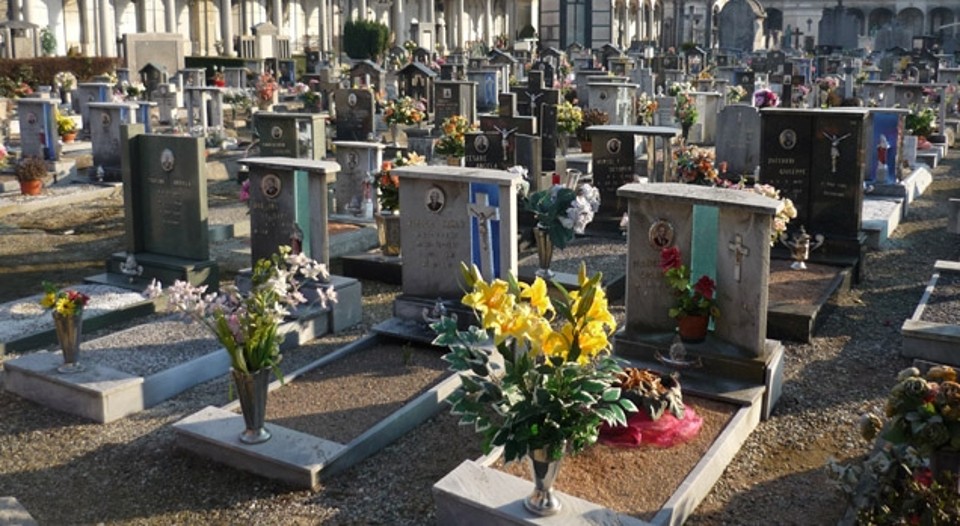 Cimiteri come supermarket: scope e annaffiatoi a “noleggio” a 1 euro