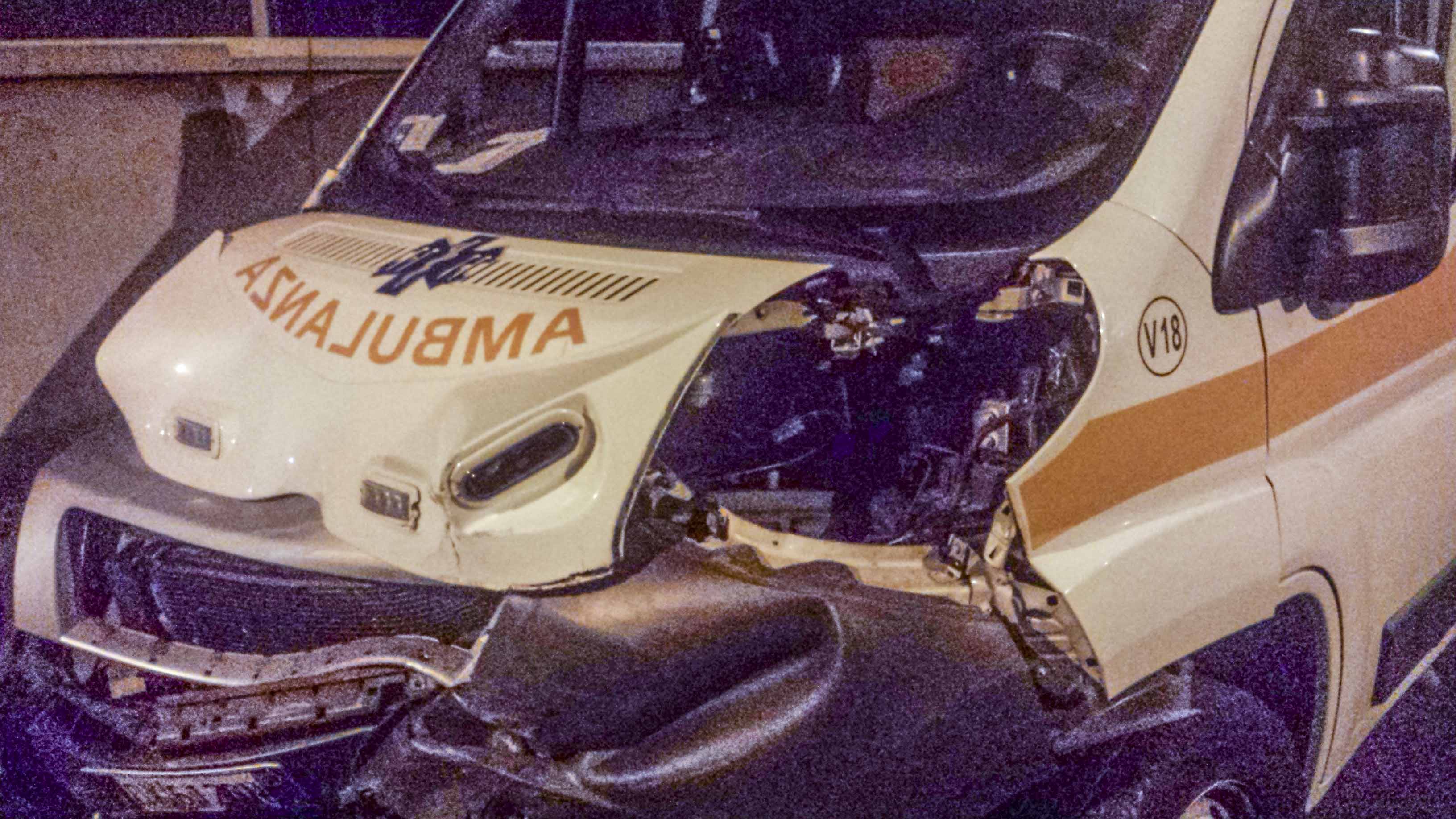 Un’ambulanza in emergenza si schianta contro l’auto di un medico