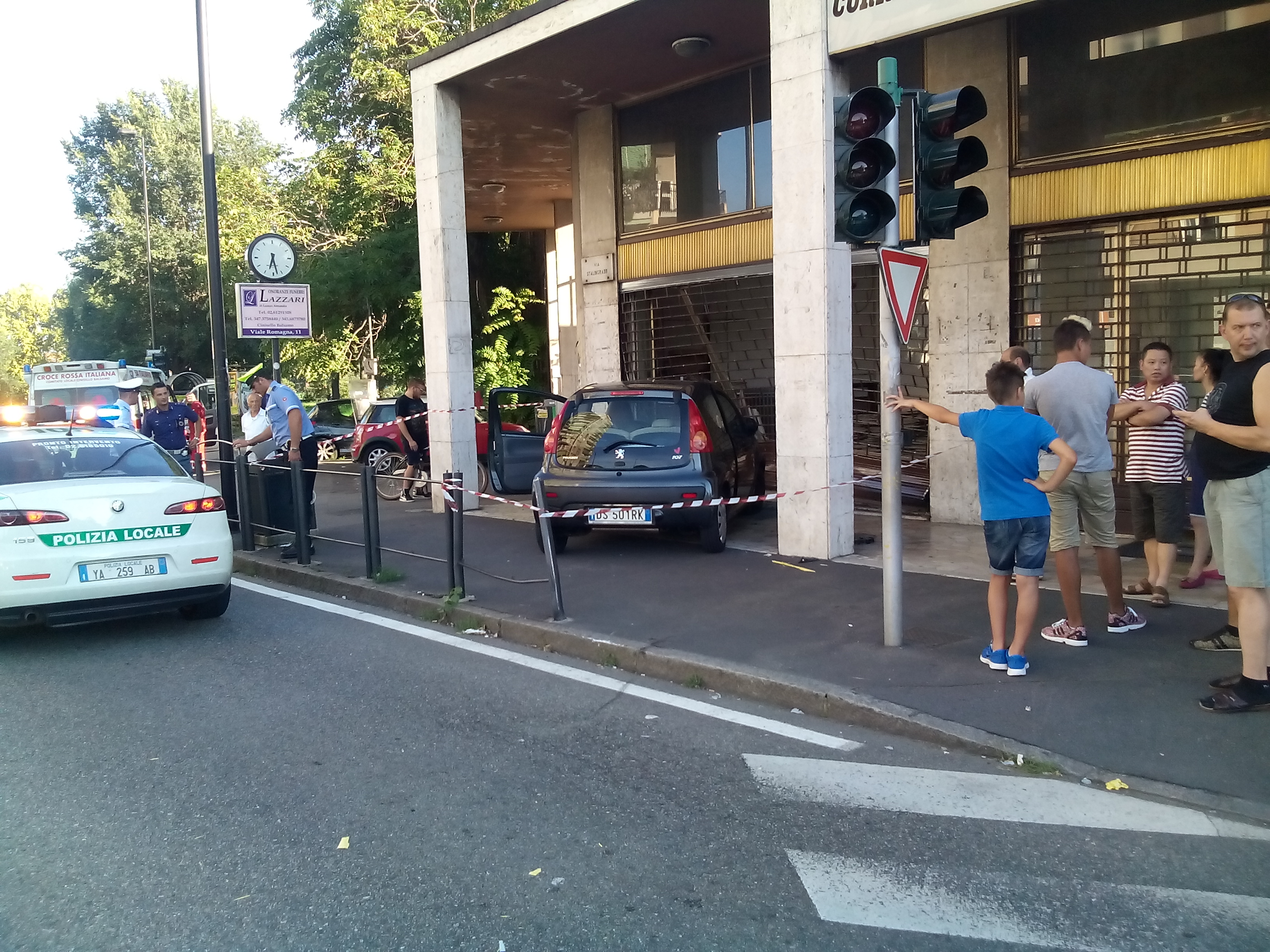 Incidente in Crocetta: auto finisce sul marciapiede