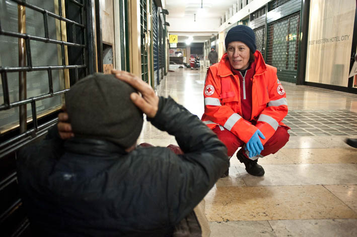 Emergenza freddo: la Croce Rossa intensifica la raccolta di coperte per i senzatetto