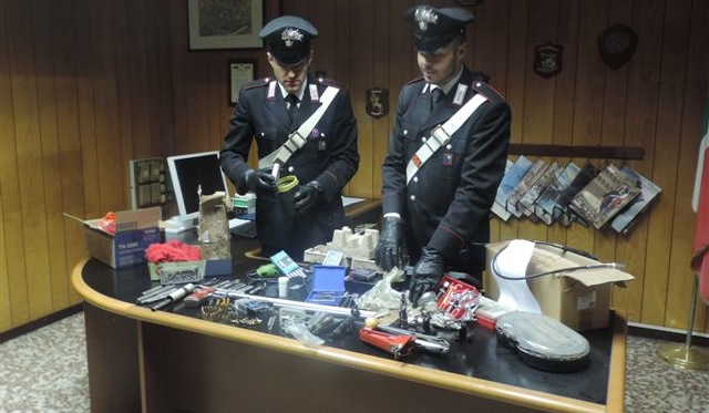 Il fabbricante d’armi si nascondeva in soffitta