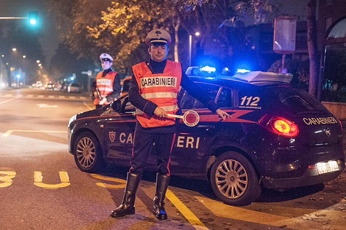 Maxi controlli dei carabinieri, migliaia di euro di multa a due locali di Cologno