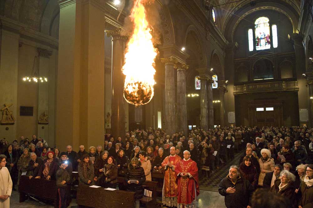 Il fuoco brucia bene: la sfera di Santo Stefano è di buon augurio