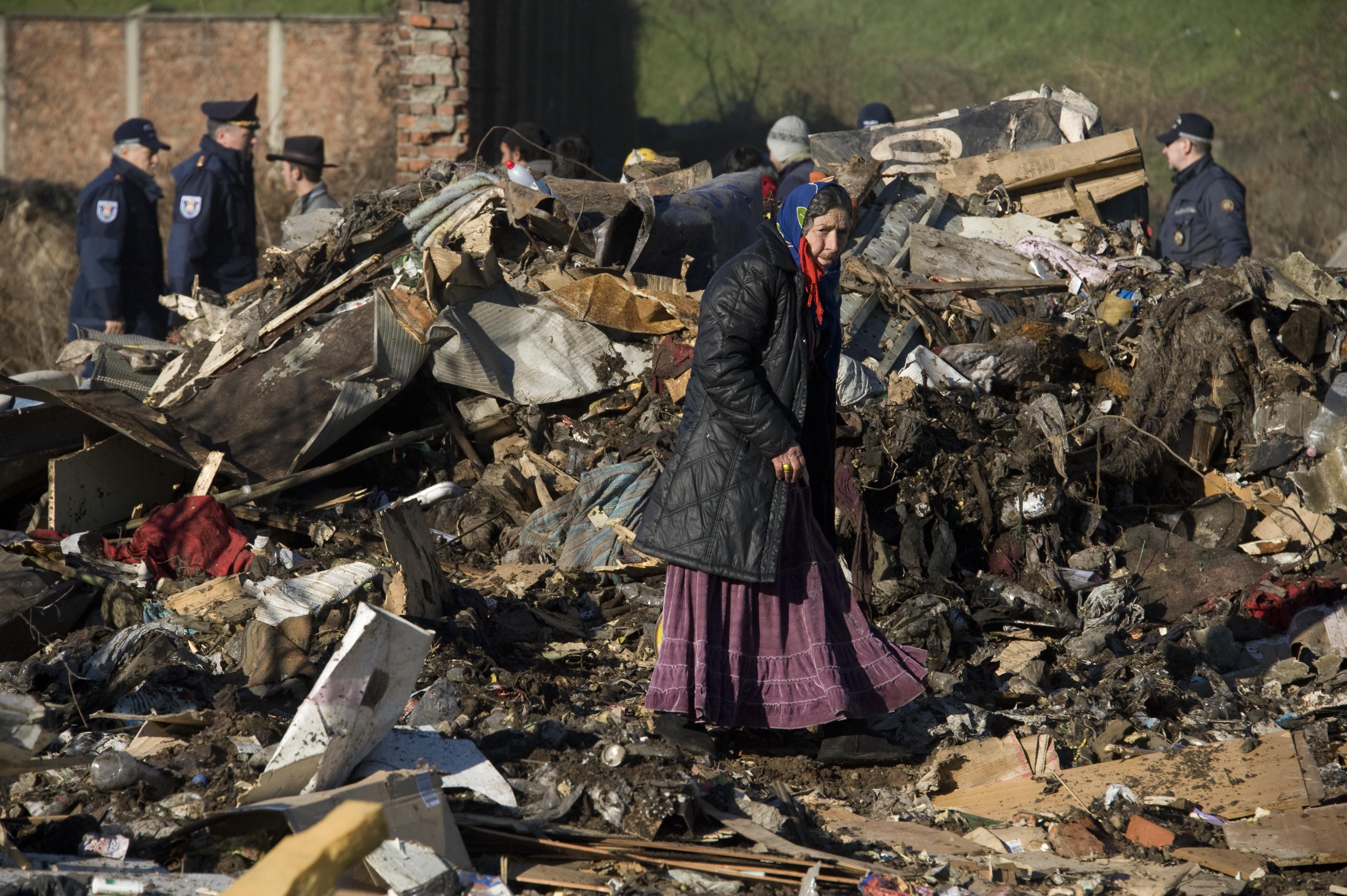 Maxi sgombero nelle aree dismesse, abbattute le baracche dei rom