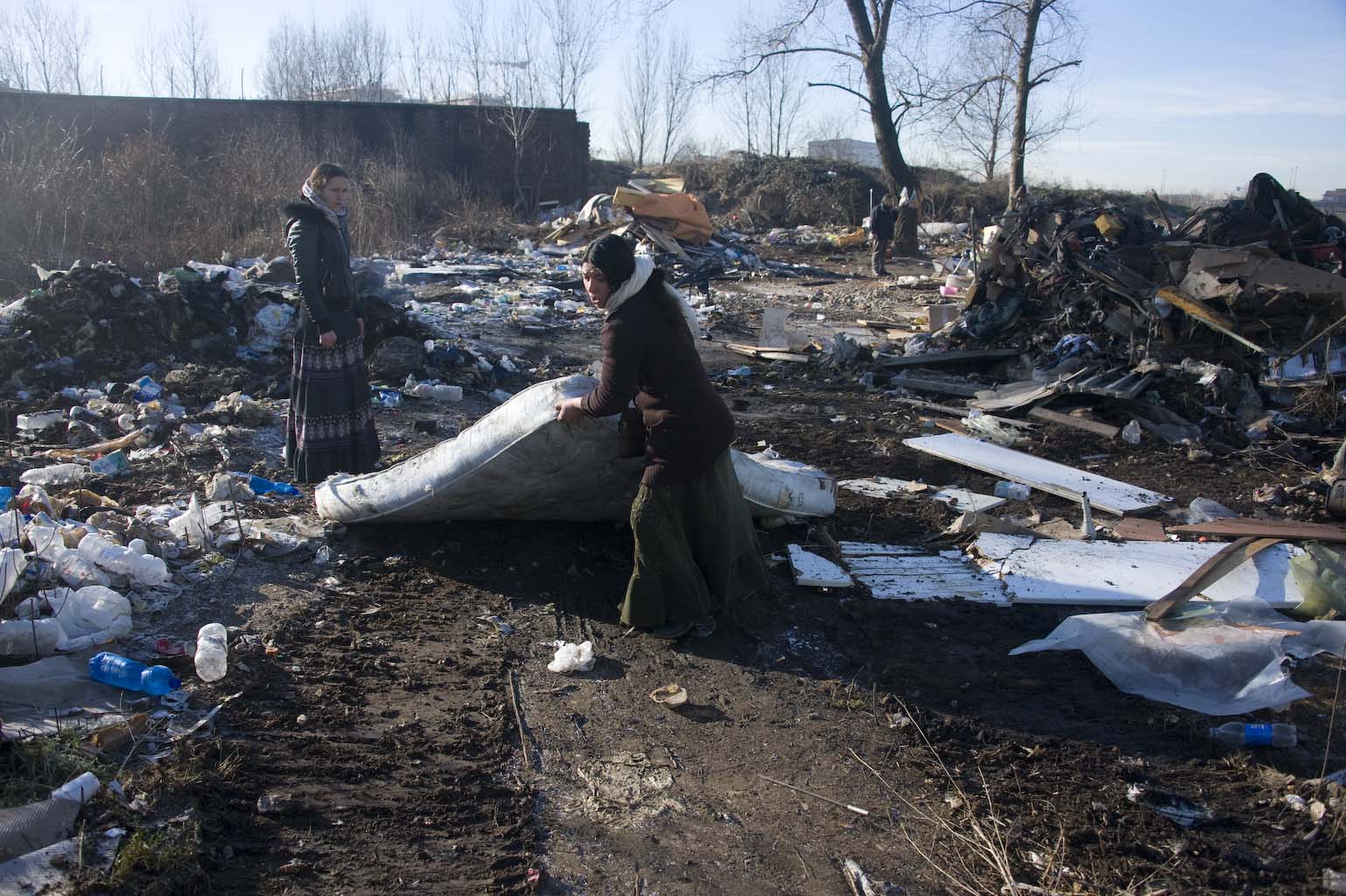 Incendio in via Menotti: nella notte distrutto il campo nomadi