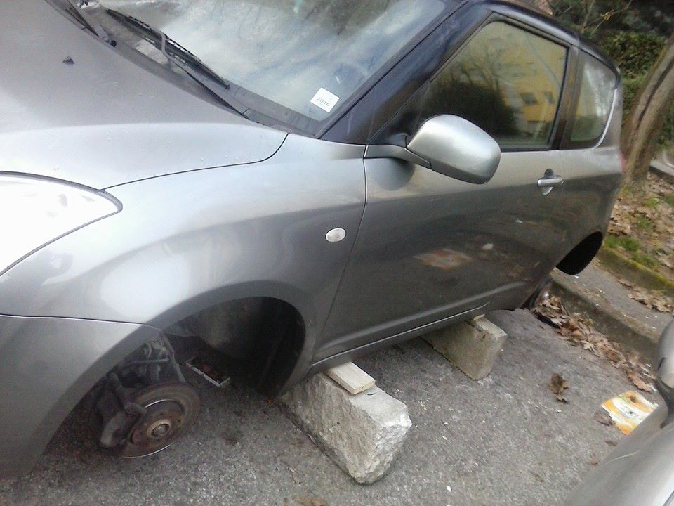 Auto sui mattoni senza ruote: triste sorpresa per alcuni automobilisti sestesi