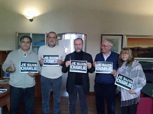 Anche Cologno esprime la sua solidarietà, la giunta con il cartello “JeSuisCharlie”
