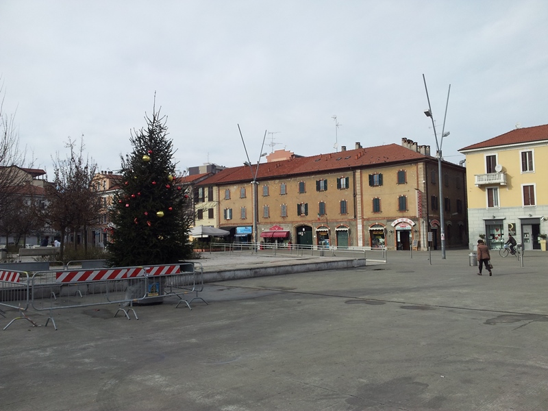L’albero di Natale è ancora in piazza Gramsci