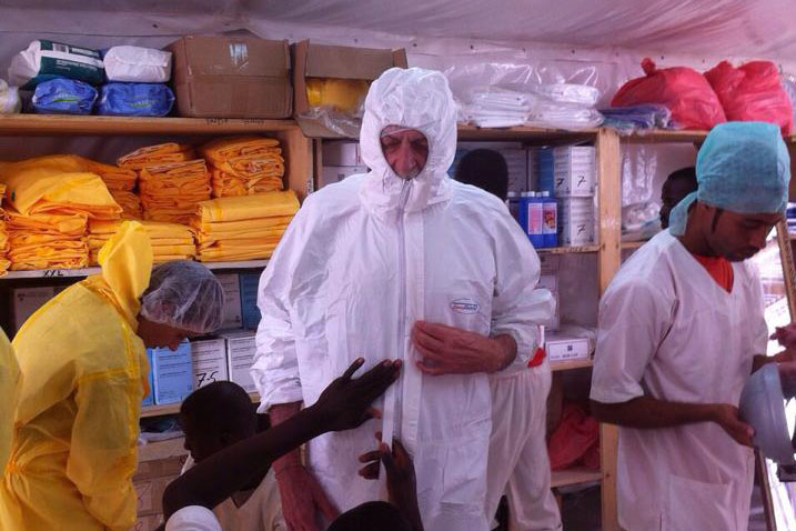 Gino Strada dalla Sierra Leone: “Forse tra poco l’epidemia sarà sconfitta”