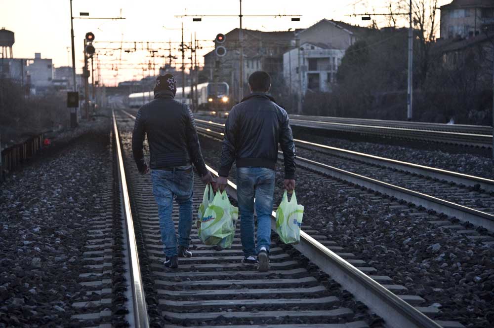 Dopo lo sgombero, i rom si rifugiano lungo i binari della ferrovia