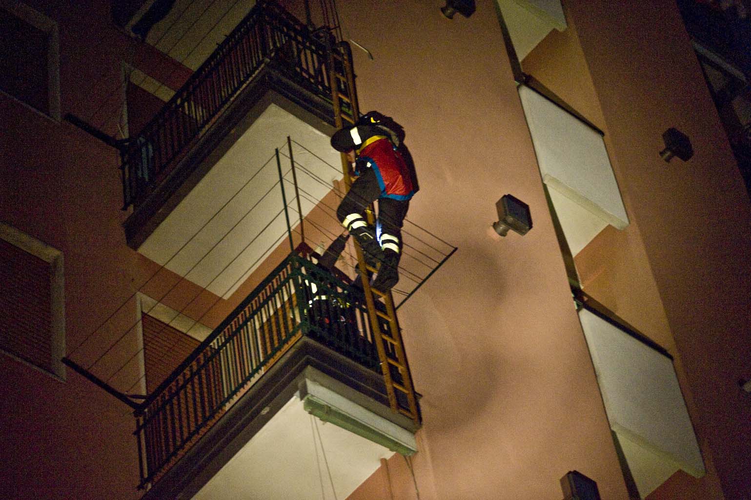 Pompieri si calano da palazzo per soccorrere una donna a Sesto San Giovanni