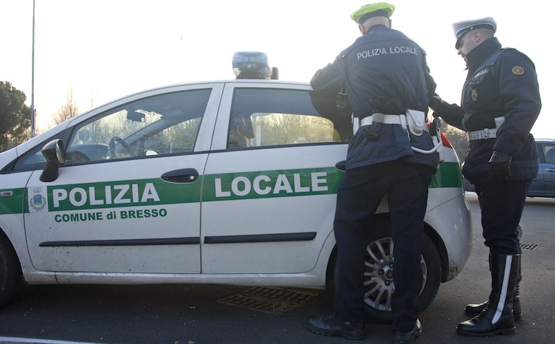 “Brucia” l’autovelox a 120 all’ora inseguito dalla polizia locale