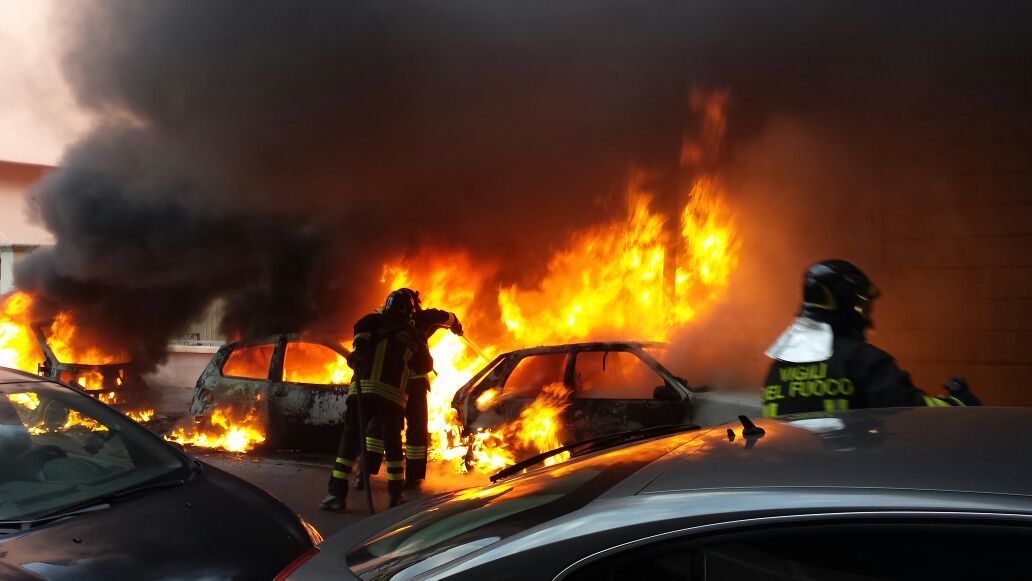 Tre auto in fiamme in via Bandiera a Sesto