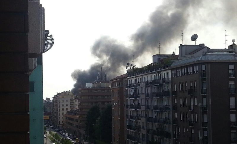 Incendio in viale Monza. A fuoco fabbrica di giocattoli