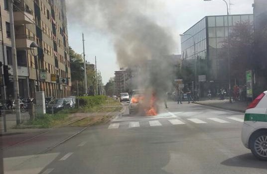 Bresso, si incendia un’auto lungo la via Vittorio Veneto