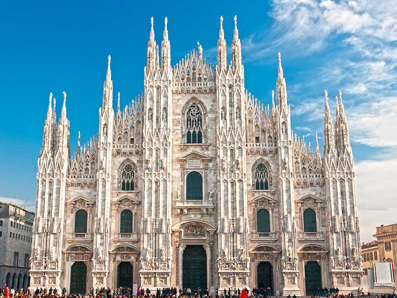 Milano, in Duomo l’ultimo saluto a Silvio Berlusconi
