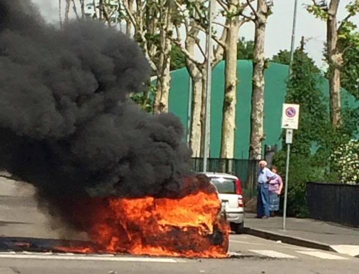 Ultim’ora: Auto in fiamme a Calderara di Paderno Dugnano