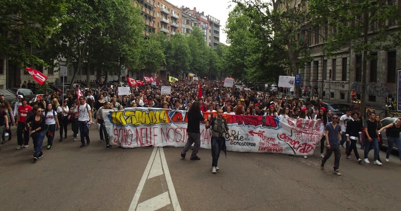Scuola, in 30.000 in piazza a Milano. Gli studenti rivendicano la protesta