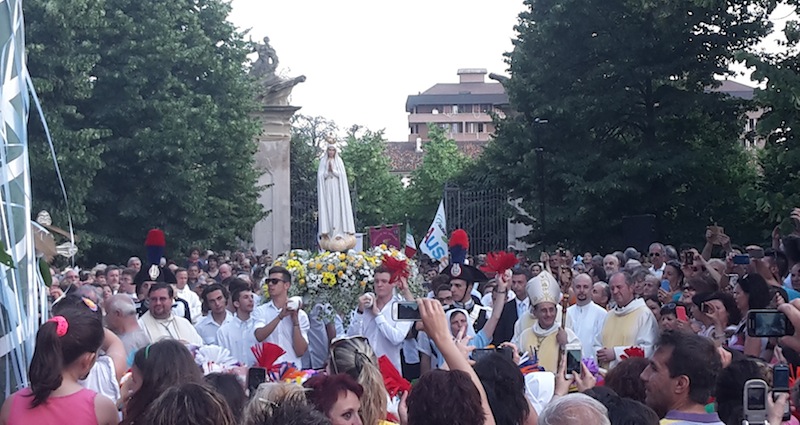 Un bagno di folla per la Madonna di Fatima a Cinisello (video)