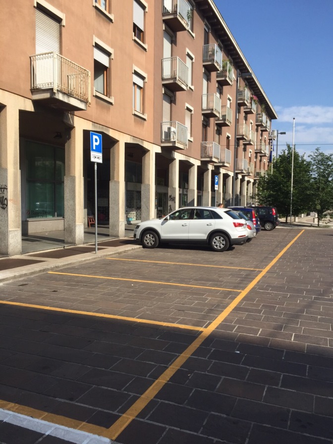 Residenti contro i nuovi parcheggi di via Frova