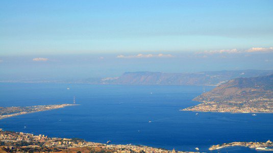 Gara nuoto Fidas nello Stretto di Messina: vince un giovane sestese