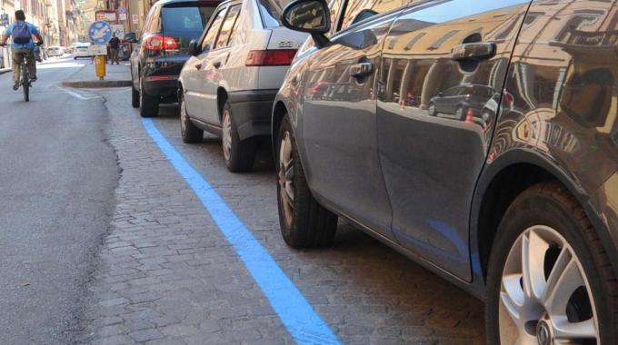 Milano, addio ai Gratta e Sosta: il parcheggio si paga anche con Sms