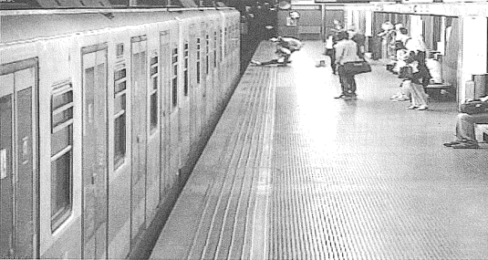 Extracomunitario salva una donna dal suicidio in metrò