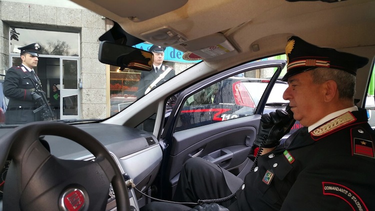 Cinisello, carabinieri salvano al vita a un senza tetto ferito alle gambe