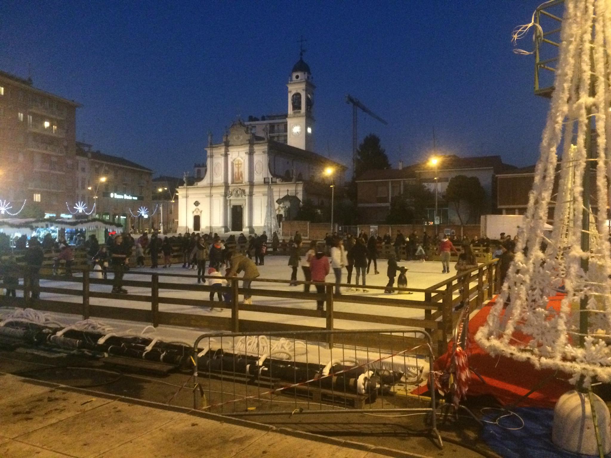 A Cinisello è cominciato il Natale: apre la pista di pattinaggio
