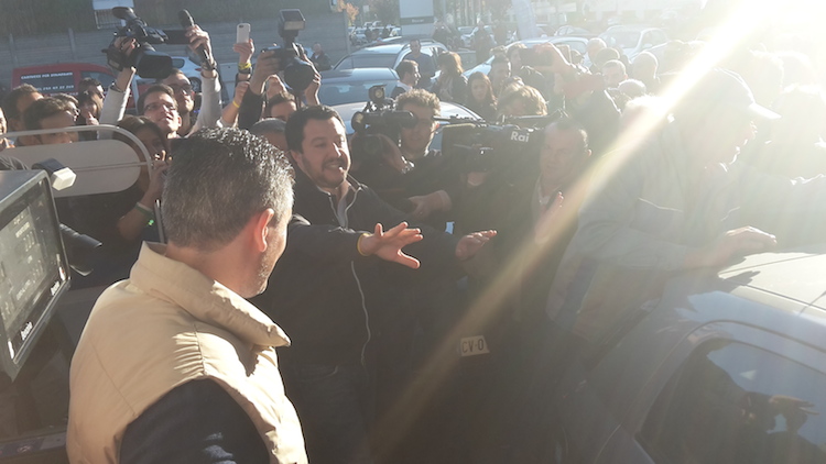 Salvini, benzinaio a Cinisello. Applausi e contestazioni (Gallery)