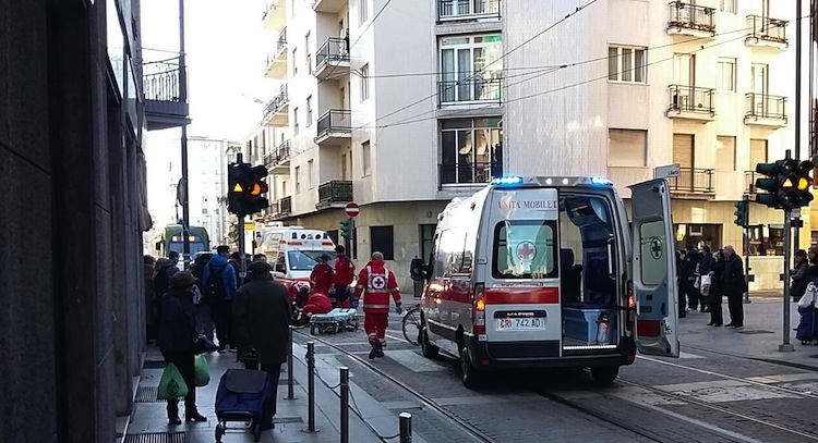 Incidente in pizza Turati. Tram e traffico bloccati