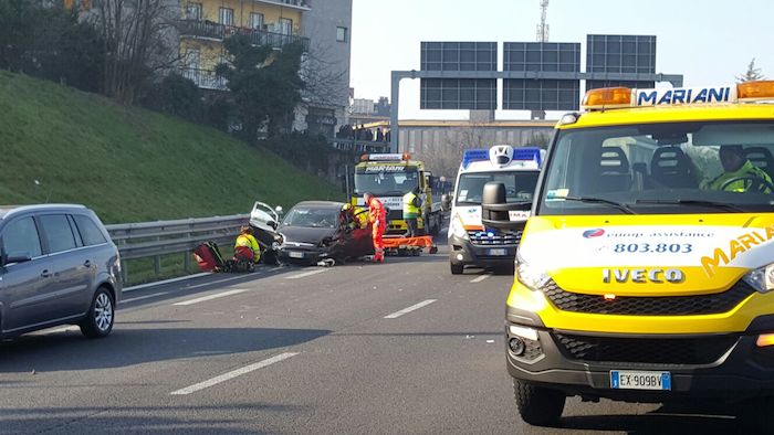 Maxi incidente in Tangenziale. Traffico bloccato. Elicottero in azione (video)