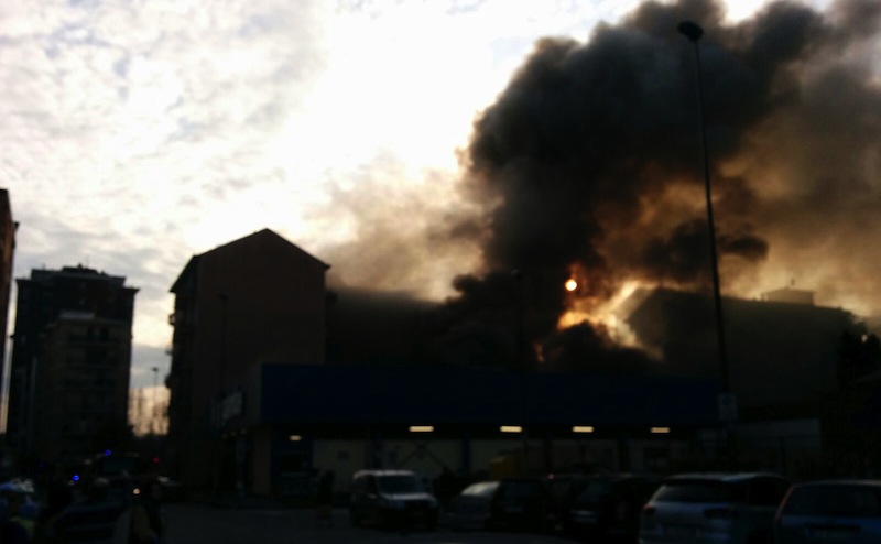 ULTIM’ORA Maxi incendio in via Monti. A fuoco il supermercato Il Gigante