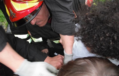 Bambini incastrati sull’altalena, soccorsi dai pompieri
