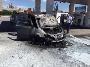 auto incendiata autostrada 1
