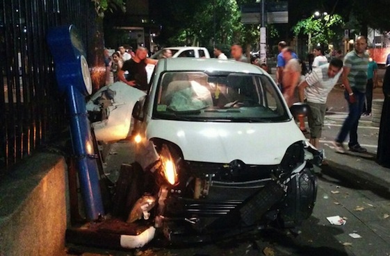 Grave incidente: non vede la rotonda, si schianta su un muro a Sesto