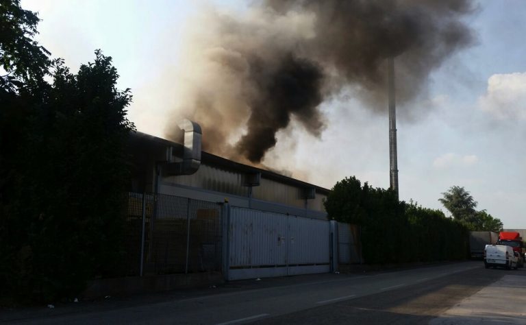 Incendio a Cinisello: colonna di fumo nero in via Palazzi